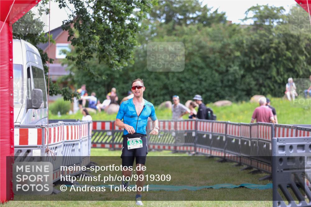21.06.2026 - 29. Vierlanden-Triathlon Andreas Tolksdorf http://msf.ph/oto/9919309 21.06.2026 12:47:36 Ziel 653 meine-sportfotos.de