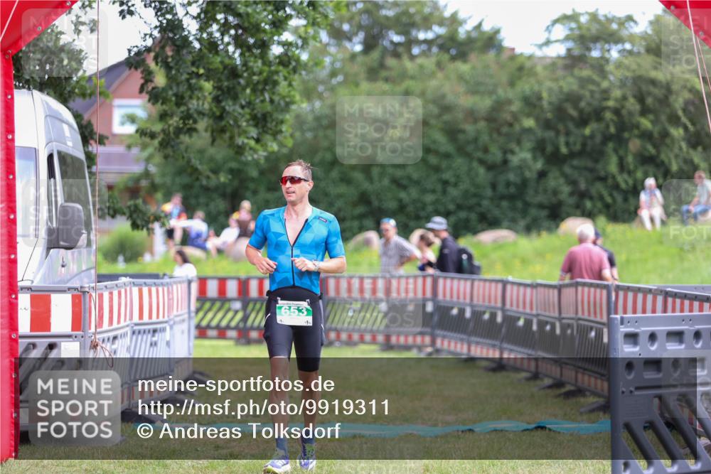 21.06.2026 - 29. Vierlanden-Triathlon Andreas Tolksdorf http://msf.ph/oto/9919311 21.06.2026 12:47:36 Ziel 653 meine-sportfotos.de