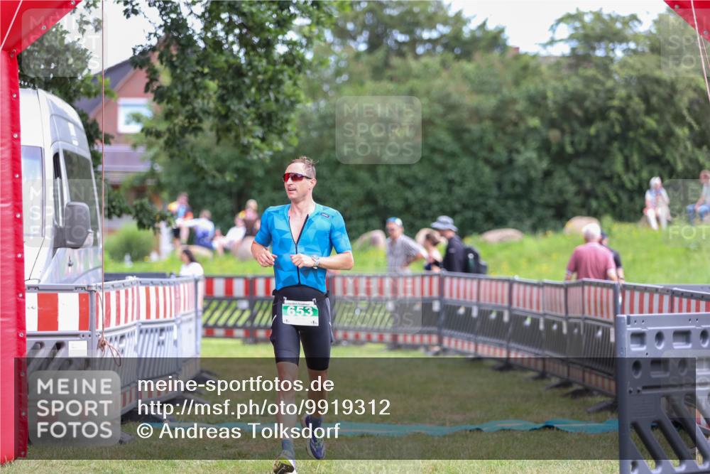 21.06.2026 - 29. Vierlanden-Triathlon Andreas Tolksdorf http://msf.ph/oto/9919312 21.06.2026 12:47:36 Ziel 653 meine-sportfotos.de
