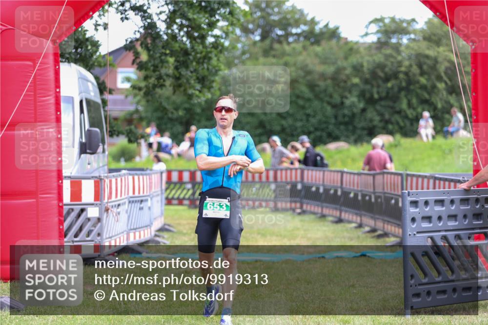 21.06.2026 - 29. Vierlanden-Triathlon Andreas Tolksdorf http://msf.ph/oto/9919313 21.06.2026 12:47:37 Ziel 653 meine-sportfotos.de