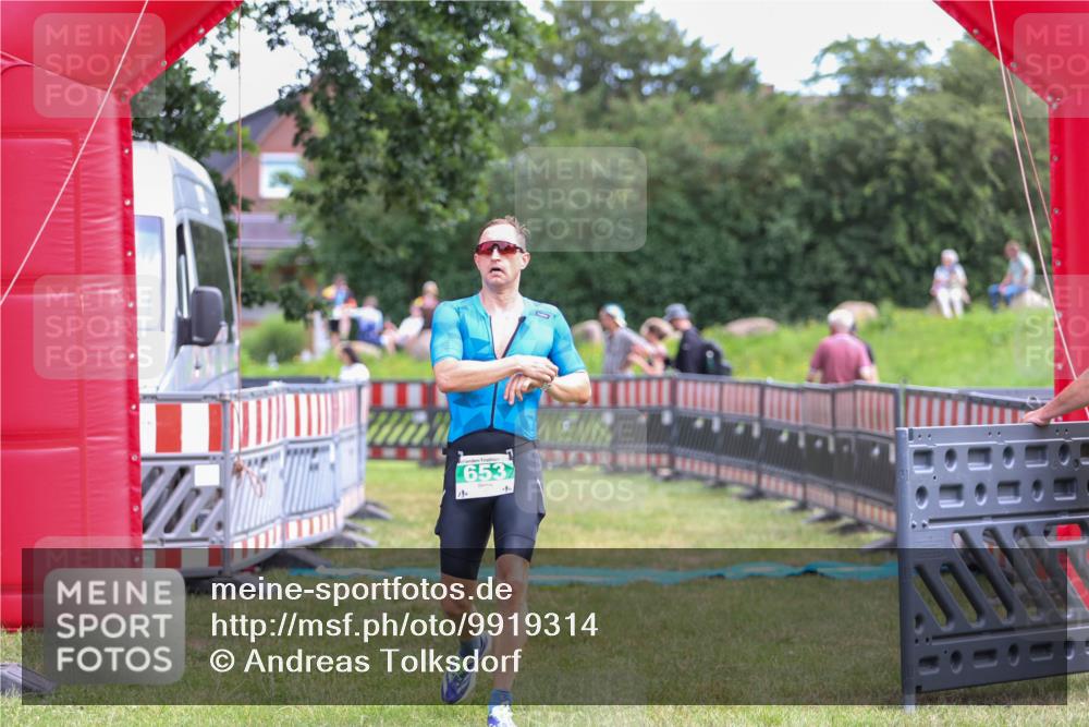21.06.2026 - 29. Vierlanden-Triathlon Andreas Tolksdorf http://msf.ph/oto/9919314 21.06.2026 12:47:37 Ziel 653 meine-sportfotos.de