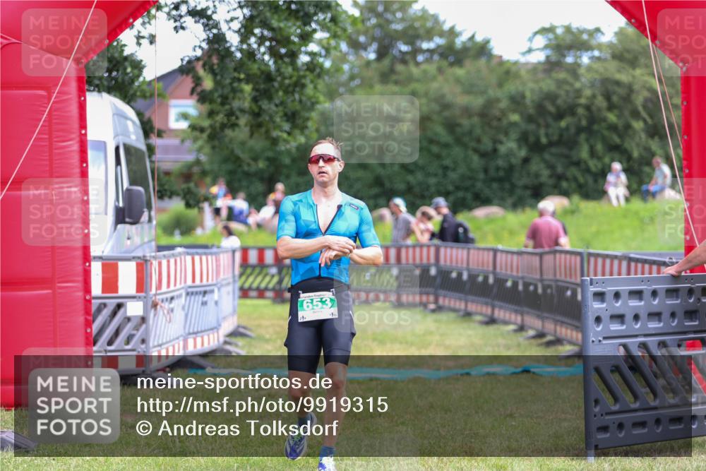21.06.2026 - 29. Vierlanden-Triathlon Andreas Tolksdorf http://msf.ph/oto/9919315 21.06.2026 12:47:37 Ziel 653 meine-sportfotos.de