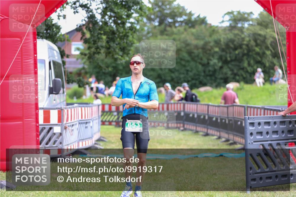 21.06.2026 - 29. Vierlanden-Triathlon Andreas Tolksdorf http://msf.ph/oto/9919317 21.06.2026 12:47:37 Ziel 653 meine-sportfotos.de