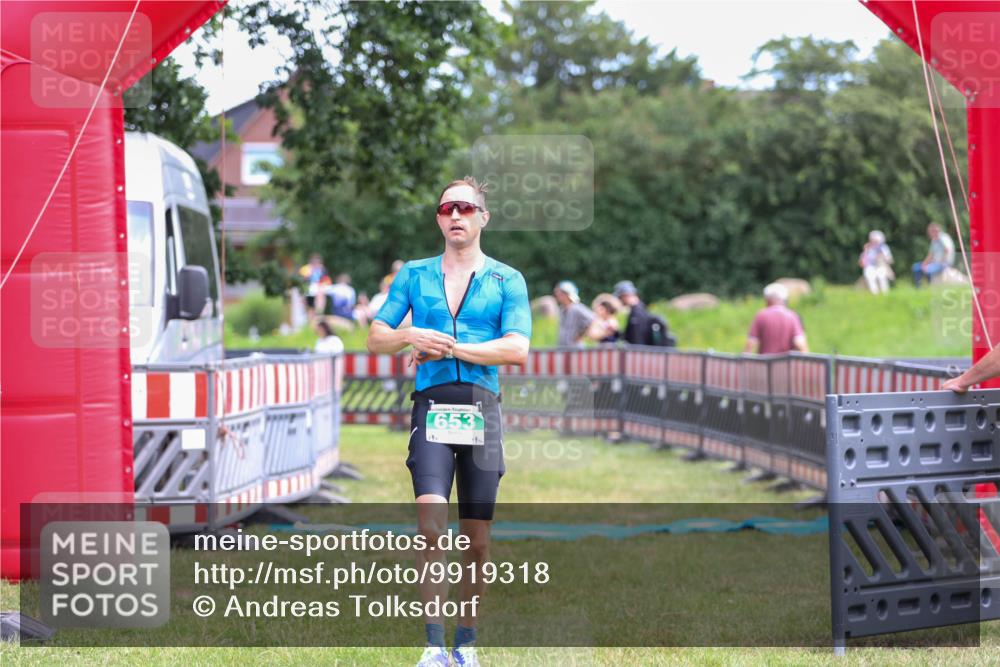 21.06.2026 - 29. Vierlanden-Triathlon Andreas Tolksdorf http://msf.ph/oto/9919318 21.06.2026 12:47:37 Ziel 653 meine-sportfotos.de