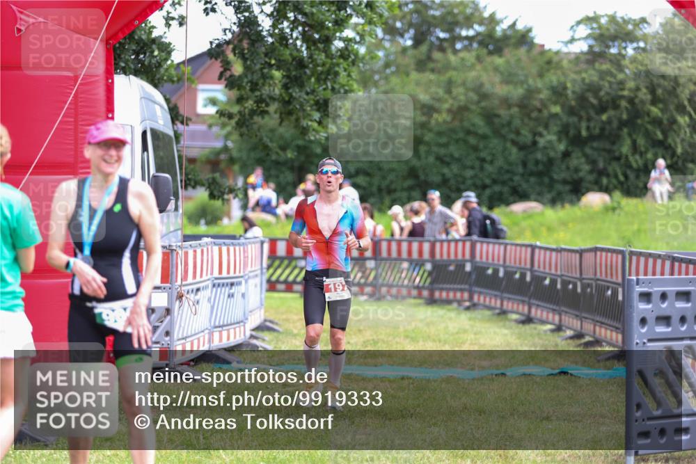 21.06.2026 - 29. Vierlanden-Triathlon Andreas Tolksdorf http://msf.ph/oto/9919333 21.06.2026 12:48:04 Ziel 197 meine-sportfotos.de