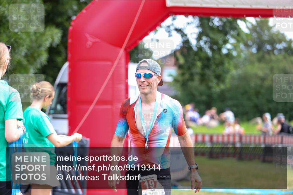 21.06.2026 - 29. Vierlanden-Triathlon Andreas Tolksdorf http://msf.ph/oto/9919344 21.06.2026 12:48:19 Ziel 13 meine-sportfotos.de