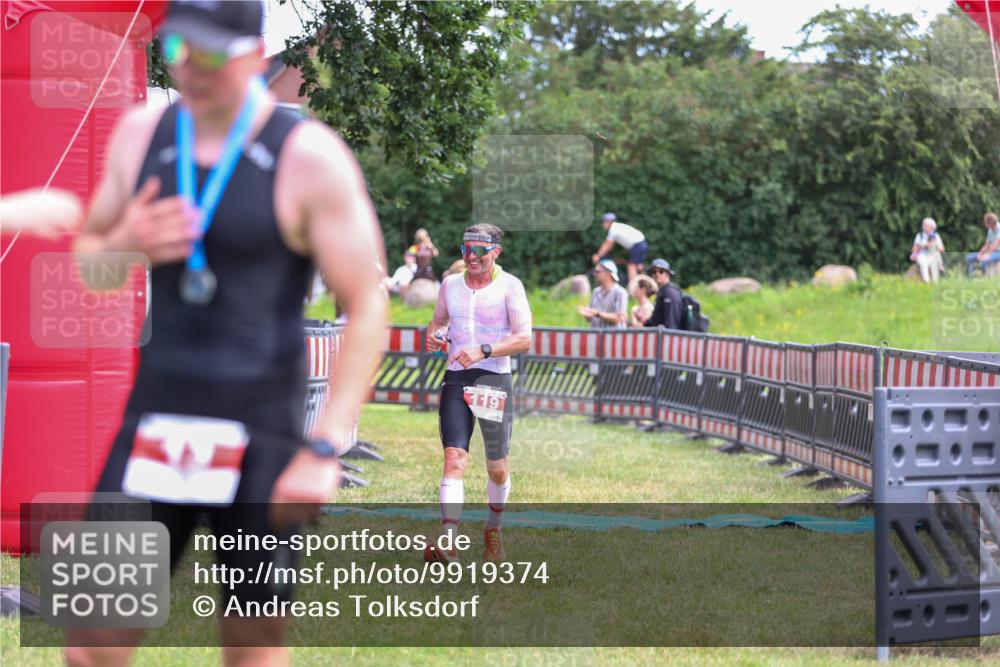 21.06.2026 - 29. Vierlanden-Triathlon Andreas Tolksdorf http://msf.ph/oto/9919374 21.06.2026 12:48:33 Ziel 119 meine-sportfotos.de