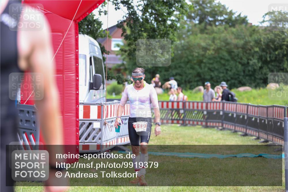 21.06.2026 - 29. Vierlanden-Triathlon Andreas Tolksdorf http://msf.ph/oto/9919379 21.06.2026 12:48:35 Ziel 119 meine-sportfotos.de