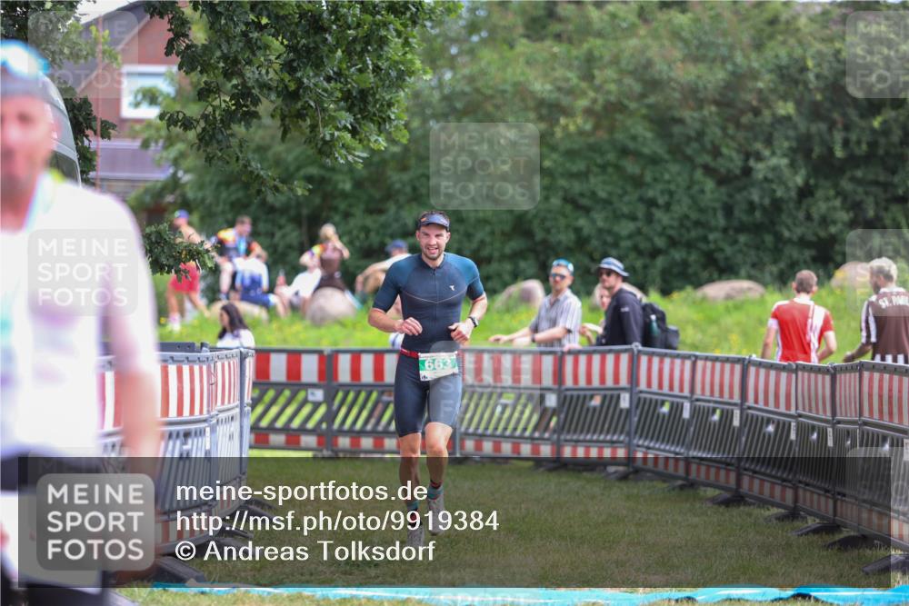 21.06.2026 - 29. Vierlanden-Triathlon Andreas Tolksdorf http://msf.ph/oto/9919384 21.06.2026 12:49:04 Ziel 663 meine-sportfotos.de