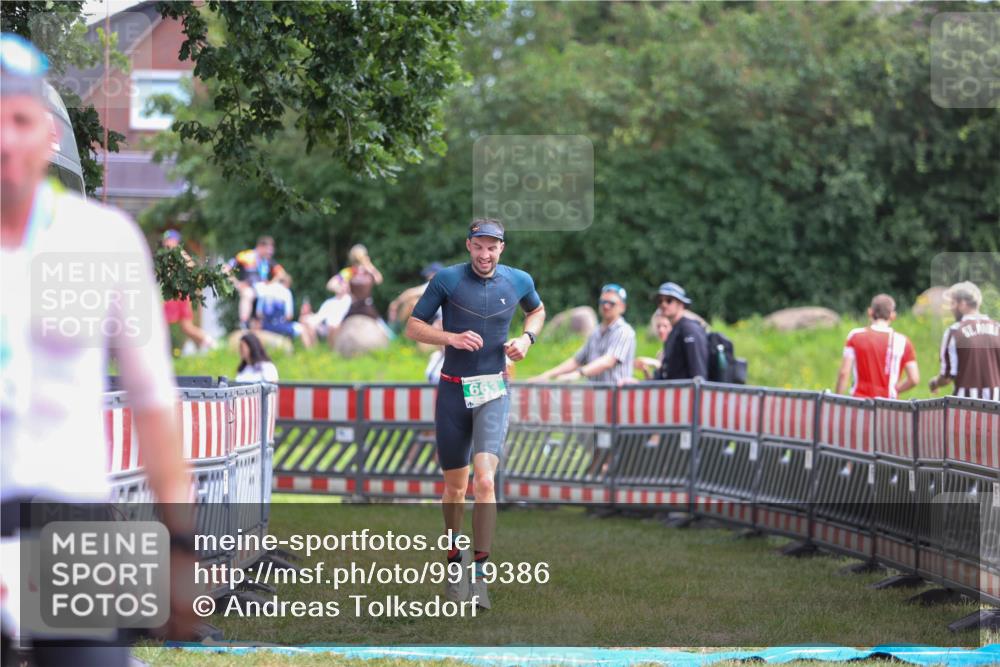 21.06.2026 - 29. Vierlanden-Triathlon Andreas Tolksdorf http://msf.ph/oto/9919386 21.06.2026 12:49:04 Ziel 663 meine-sportfotos.de