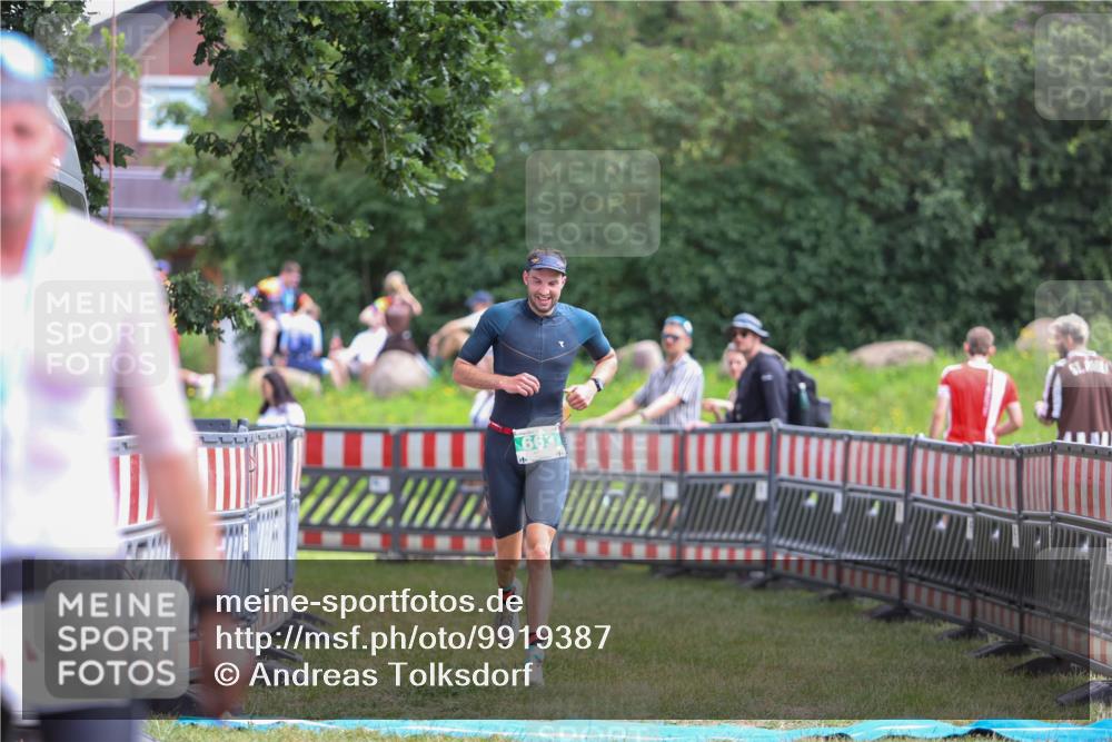 21.06.2026 - 29. Vierlanden-Triathlon Andreas Tolksdorf http://msf.ph/oto/9919387 21.06.2026 12:49:04 Ziel 663 meine-sportfotos.de