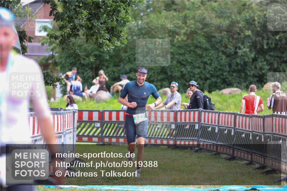 21.06.2026 - 29. Vierlanden-Triathlon Andreas Tolksdorf http://msf.ph/oto/9919388 21.06.2026 12:49:04 Ziel 663 meine-sportfotos.de