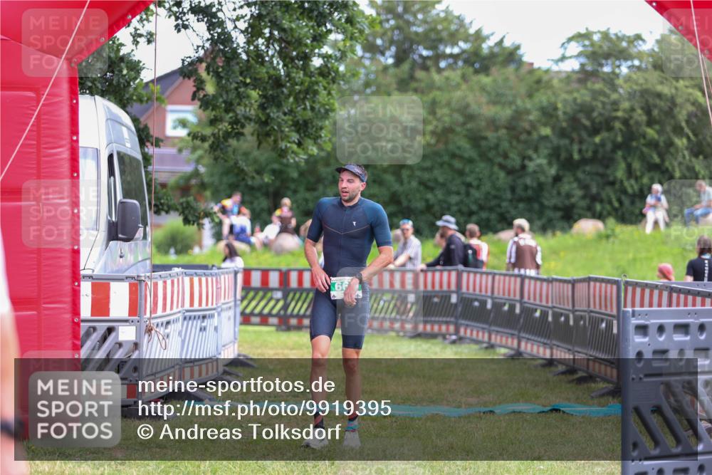 21.06.2026 - 29. Vierlanden-Triathlon Andreas Tolksdorf http://msf.ph/oto/9919395 21.06.2026 12:49:07 Ziel 175, 663, 920 meine-sportfotos.de