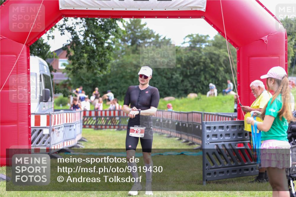21.06.2026 - 29. Vierlanden-Triathlon Andreas Tolksdorf http://msf.ph/oto/9919430 21.06.2026 12:49:29 Ziel 79, 966 meine-sportfotos.de