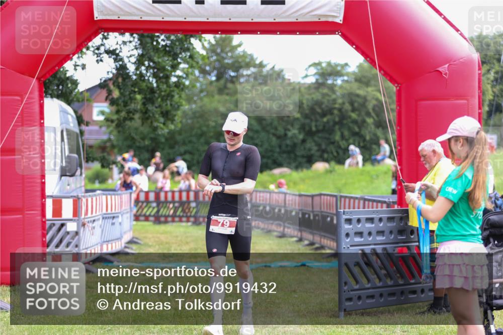 21.06.2026 - 29. Vierlanden-Triathlon Andreas Tolksdorf http://msf.ph/oto/9919432 21.06.2026 12:49:29 Ziel 79, 966 meine-sportfotos.de