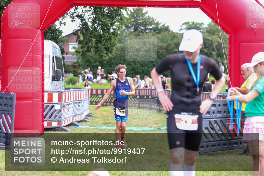 21.06.2026 - 29. Vierlanden-Triathlon Andreas Tolksdorf http://msf.ph/oto/9919437 21.06.2026 12:49:35 Ziel 966 meine-sportfotos.de