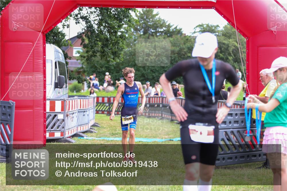 21.06.2026 - 29. Vierlanden-Triathlon Andreas Tolksdorf http://msf.ph/oto/9919438 21.06.2026 12:49:35 Ziel 966 meine-sportfotos.de