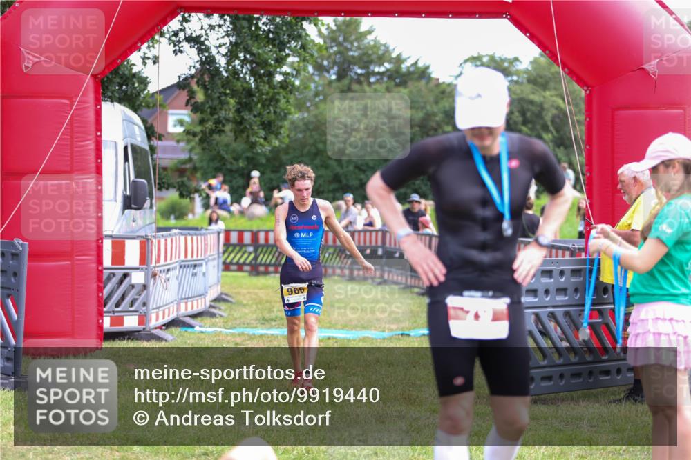 21.06.2026 - 29. Vierlanden-Triathlon Andreas Tolksdorf http://msf.ph/oto/9919440 21.06.2026 12:49:35 Ziel 966 meine-sportfotos.de