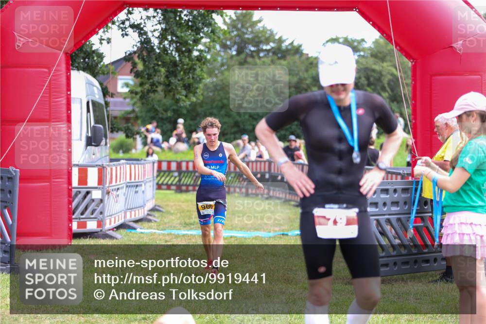 21.06.2026 - 29. Vierlanden-Triathlon Andreas Tolksdorf http://msf.ph/oto/9919441 21.06.2026 12:49:35 Ziel 966 meine-sportfotos.de