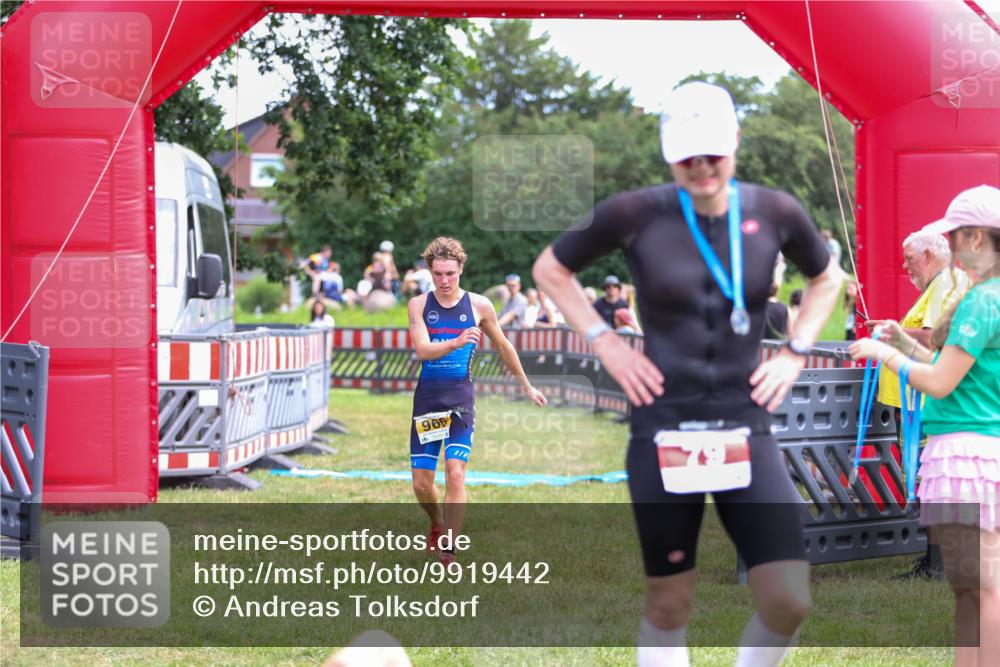 21.06.2026 - 29. Vierlanden-Triathlon Andreas Tolksdorf http://msf.ph/oto/9919442 21.06.2026 12:49:35 Ziel 966 meine-sportfotos.de