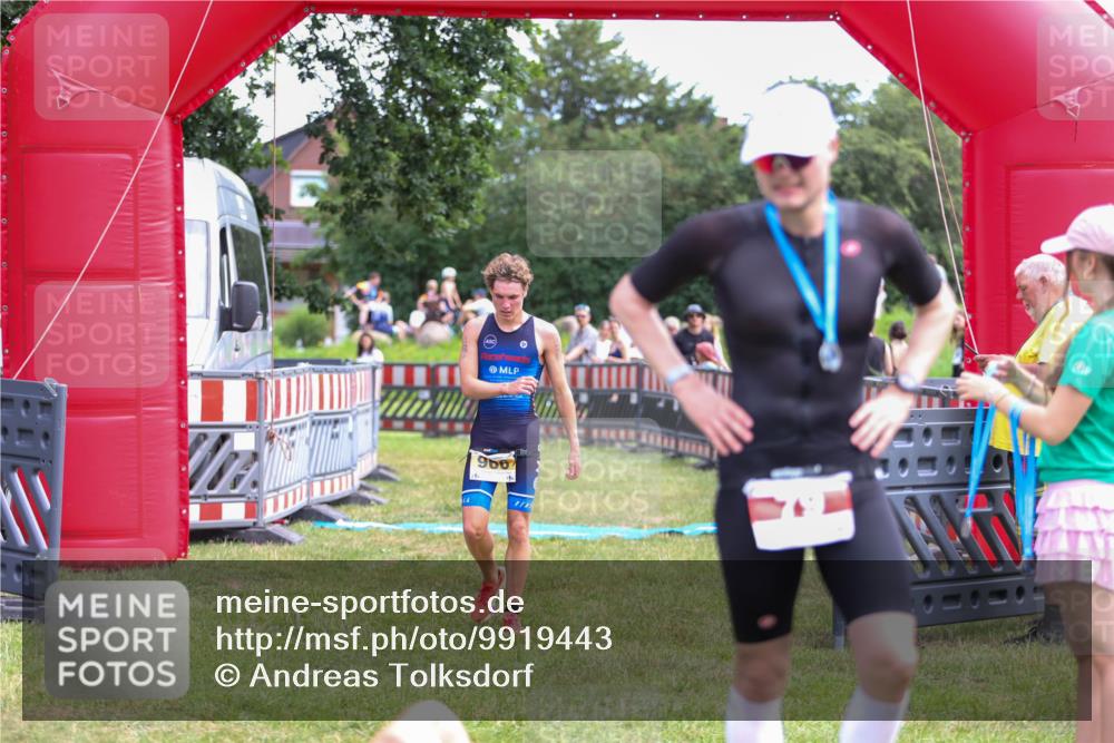 21.06.2026 - 29. Vierlanden-Triathlon Andreas Tolksdorf http://msf.ph/oto/9919443 21.06.2026 12:49:35 Ziel 966 meine-sportfotos.de