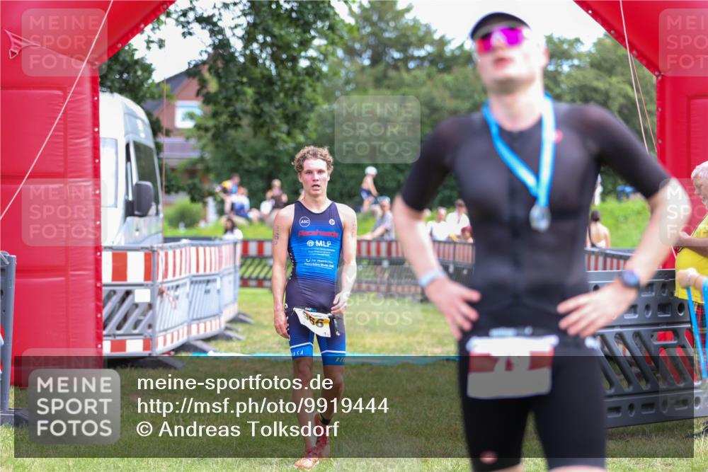21.06.2026 - 29. Vierlanden-Triathlon Andreas Tolksdorf http://msf.ph/oto/9919444 21.06.2026 12:49:37 Ziel 966 meine-sportfotos.de