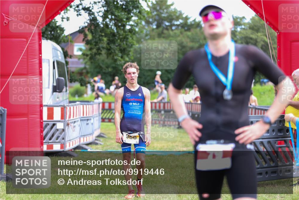 21.06.2026 - 29. Vierlanden-Triathlon Andreas Tolksdorf http://msf.ph/oto/9919446 21.06.2026 12:49:37 Ziel 966 meine-sportfotos.de