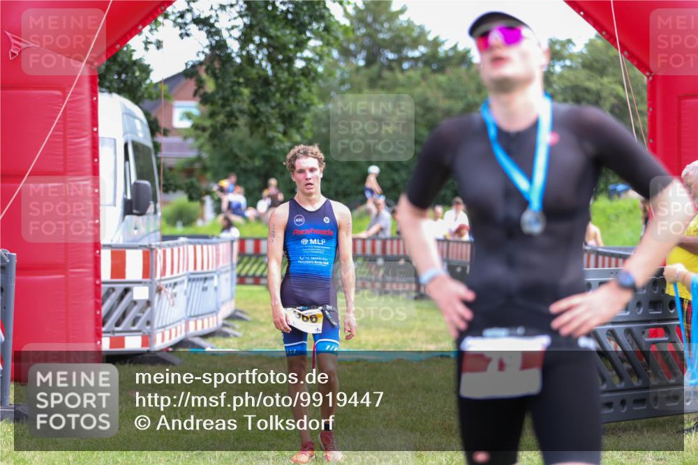 21.06.2026 - 29. Vierlanden-Triathlon Andreas Tolksdorf http://msf.ph/oto/9919447 21.06.2026 12:49:37 Ziel 966 meine-sportfotos.de
