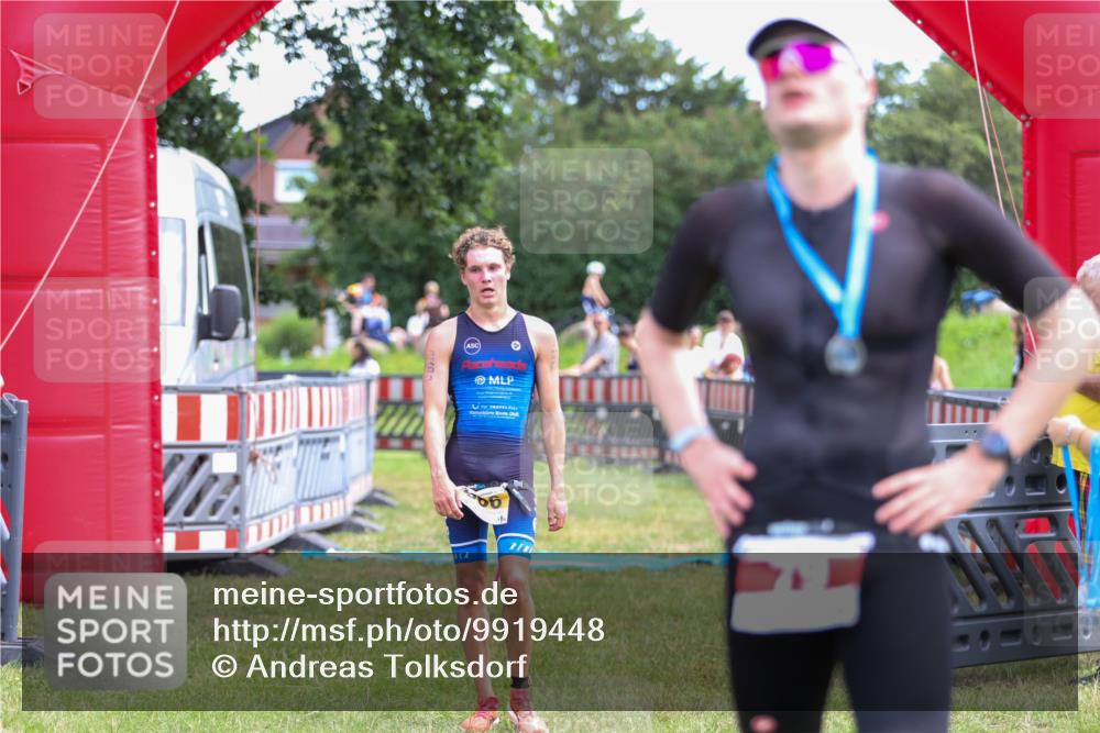 21.06.2026 - 29. Vierlanden-Triathlon Andreas Tolksdorf http://msf.ph/oto/9919448 21.06.2026 12:49:37 Ziel 966 meine-sportfotos.de