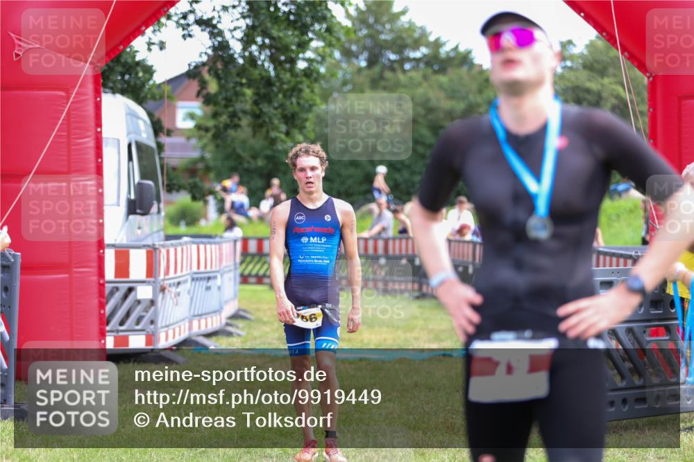 21.06.2026 - 29. Vierlanden-Triathlon Andreas Tolksdorf http://msf.ph/oto/9919449 21.06.2026 12:49:37 Ziel 966 meine-sportfotos.de