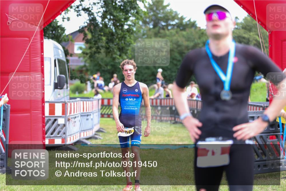 21.06.2026 - 29. Vierlanden-Triathlon Andreas Tolksdorf http://msf.ph/oto/9919450 21.06.2026 12:49:37 Ziel 966 meine-sportfotos.de