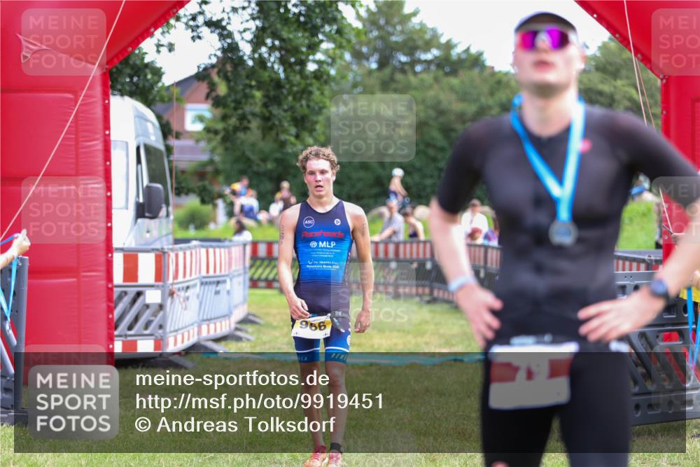 21.06.2026 - 29. Vierlanden-Triathlon Andreas Tolksdorf http://msf.ph/oto/9919451 21.06.2026 12:49:37 Ziel 966 meine-sportfotos.de