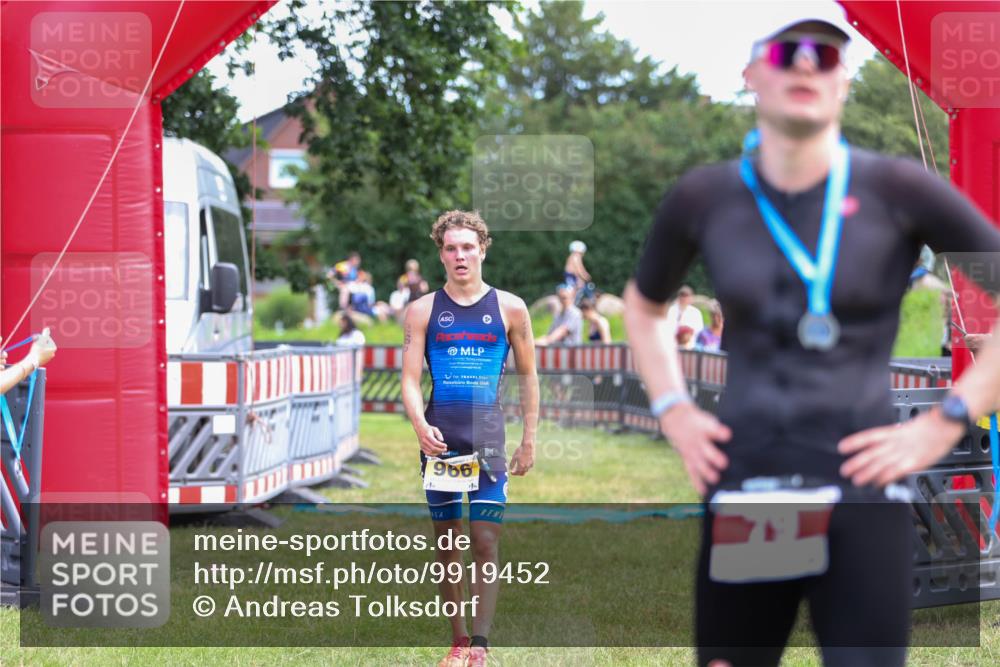 21.06.2026 - 29. Vierlanden-Triathlon Andreas Tolksdorf http://msf.ph/oto/9919452 21.06.2026 12:49:37 Ziel 966 meine-sportfotos.de
