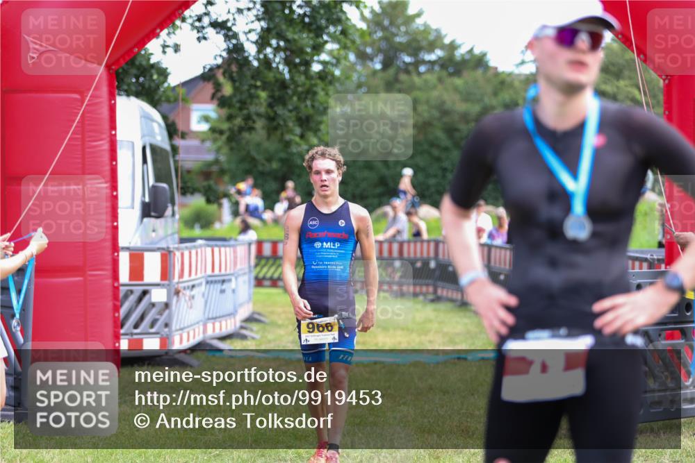 21.06.2026 - 29. Vierlanden-Triathlon Andreas Tolksdorf http://msf.ph/oto/9919453 21.06.2026 12:49:37 Ziel 966 meine-sportfotos.de