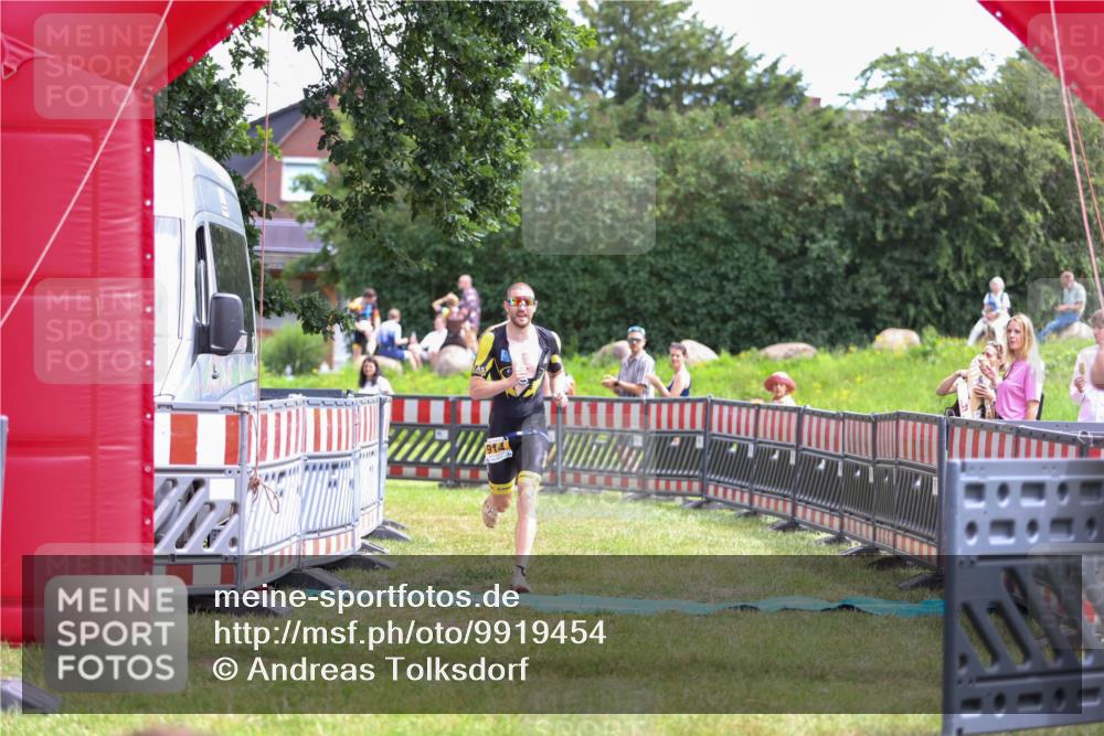 21.06.2026 - 29. Vierlanden-Triathlon Andreas Tolksdorf http://msf.ph/oto/9919454 21.06.2026 12:49:53 Ziel 914 meine-sportfotos.de