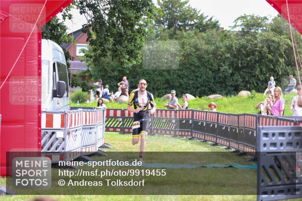 21.06.2026 - 29. Vierlanden-Triathlon Andreas Tolksdorf http://msf.ph/oto/9919455 21.06.2026 12:49:53 Ziel 914 meine-sportfotos.de