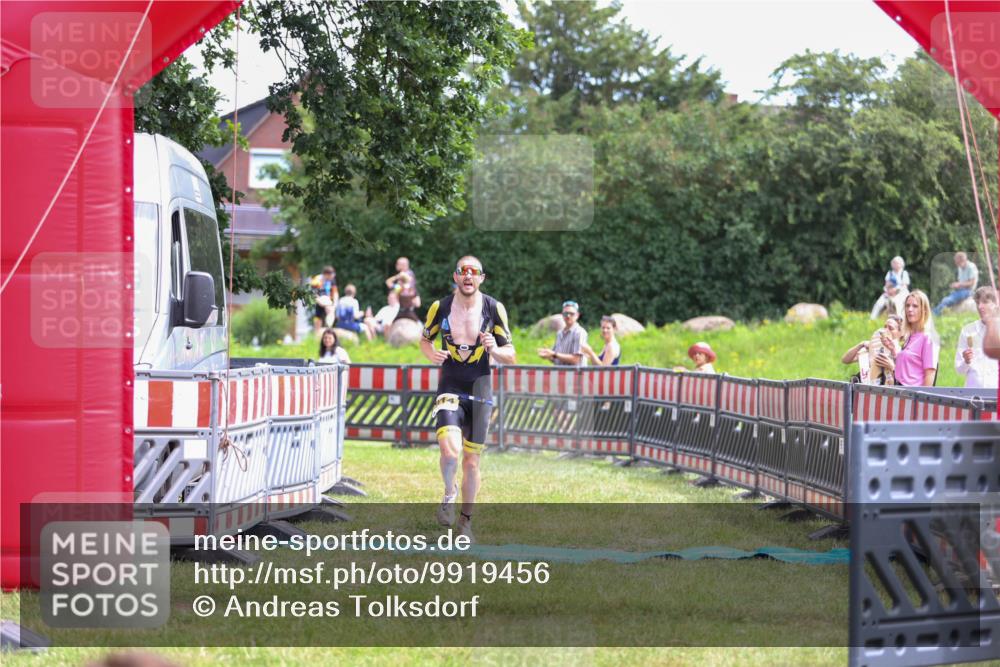 21.06.2026 - 29. Vierlanden-Triathlon Andreas Tolksdorf http://msf.ph/oto/9919456 21.06.2026 12:49:53 Ziel 914 meine-sportfotos.de