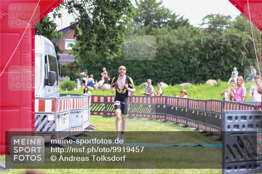21.06.2026 - 29. Vierlanden-Triathlon Andreas Tolksdorf http://msf.ph/oto/9919457 21.06.2026 12:49:53 Ziel 914 meine-sportfotos.de