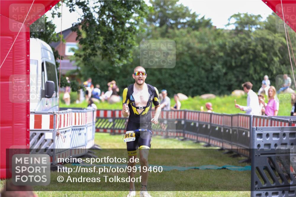 21.06.2026 - 29. Vierlanden-Triathlon Andreas Tolksdorf http://msf.ph/oto/9919460 21.06.2026 12:49:55 Ziel 914 meine-sportfotos.de