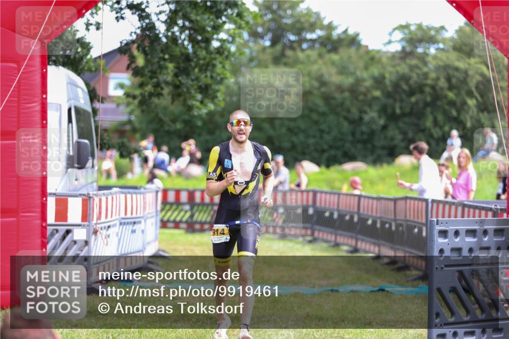 21.06.2026 - 29. Vierlanden-Triathlon Andreas Tolksdorf http://msf.ph/oto/9919461 21.06.2026 12:49:55 Ziel 914 meine-sportfotos.de