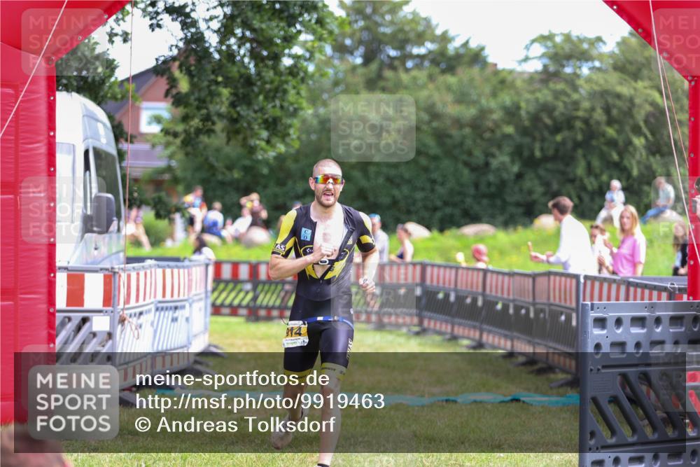 21.06.2026 - 29. Vierlanden-Triathlon Andreas Tolksdorf http://msf.ph/oto/9919463 21.06.2026 12:49:55 Ziel 914 meine-sportfotos.de