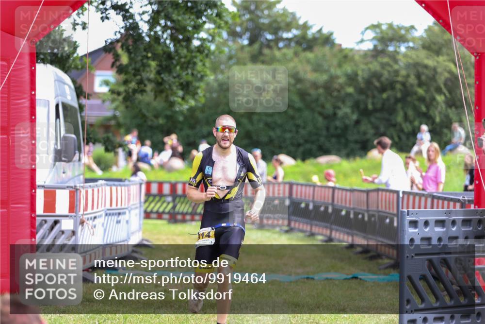 21.06.2026 - 29. Vierlanden-Triathlon Andreas Tolksdorf http://msf.ph/oto/9919464 21.06.2026 12:49:55 Ziel 914 meine-sportfotos.de
