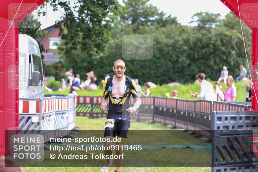 21.06.2026 - 29. Vierlanden-Triathlon Andreas Tolksdorf http://msf.ph/oto/9919465 21.06.2026 12:49:55 Ziel 914 meine-sportfotos.de