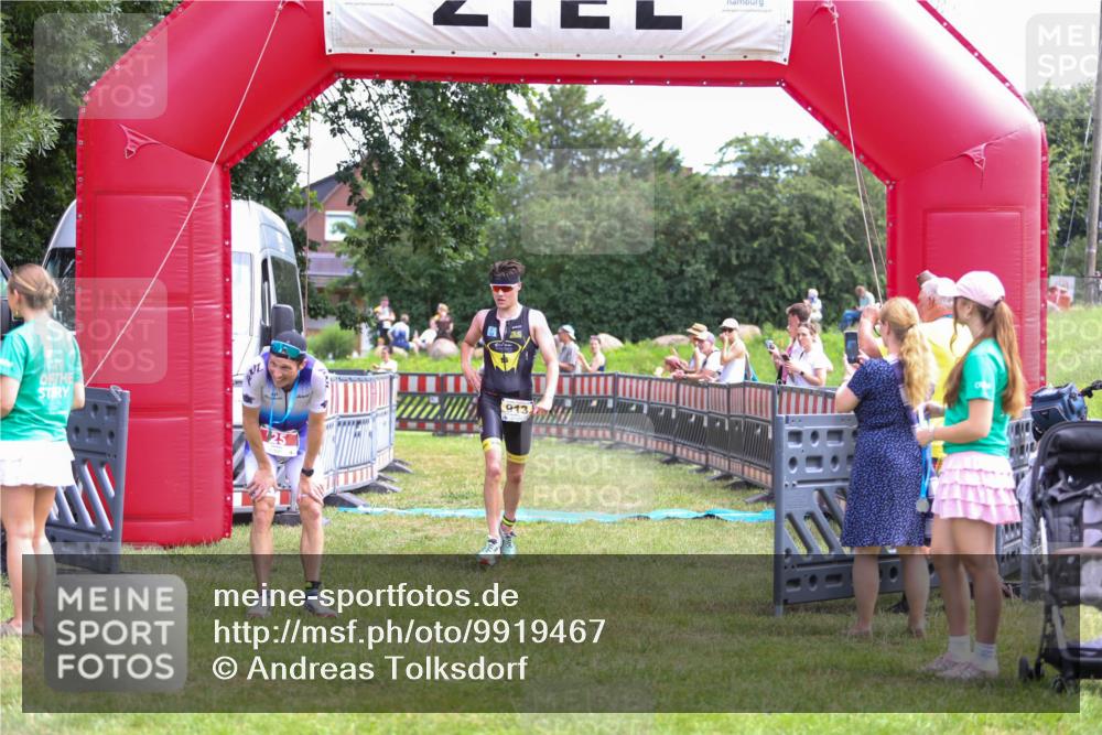 21.06.2026 - 29. Vierlanden-Triathlon Andreas Tolksdorf http://msf.ph/oto/9919467 21.06.2026 12:50:35 Ziel 84, 122, 913, 942, 955 meine-sportfotos.de