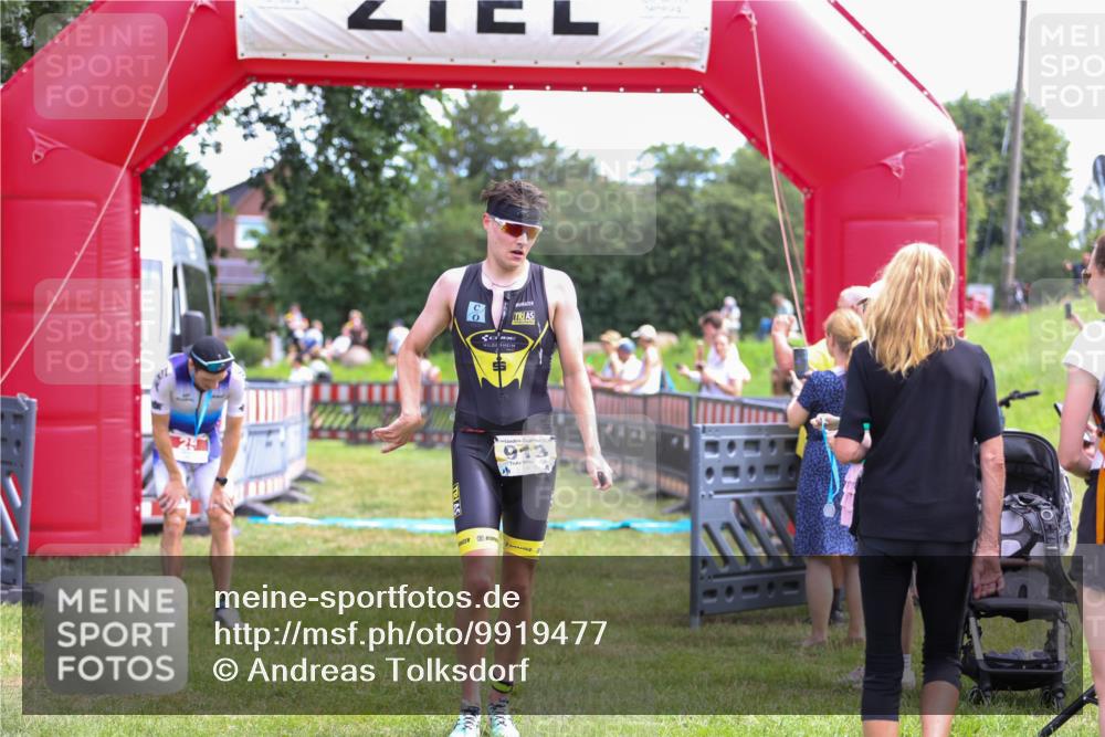 21.06.2026 - 29. Vierlanden-Triathlon Andreas Tolksdorf http://msf.ph/oto/9919477 21.06.2026 12:50:37 Ziel 84, 122, 910, 913, 942, 943, 955 meine-sportfotos.de