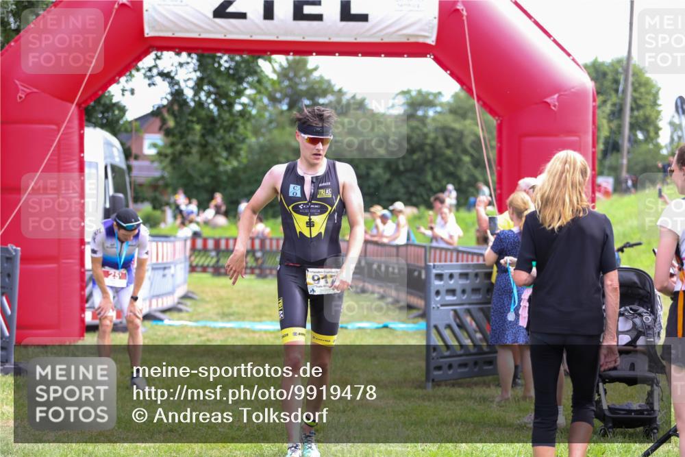 21.06.2026 - 29. Vierlanden-Triathlon Andreas Tolksdorf http://msf.ph/oto/9919478 21.06.2026 12:50:37 Ziel 84, 122, 910, 913, 942, 943, 955 meine-sportfotos.de