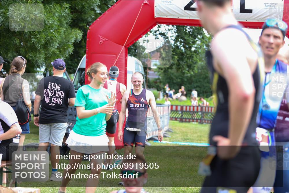 21.06.2026 - 29. Vierlanden-Triathlon Andreas Tolksdorf http://msf.ph/oto/9919505 21.06.2026 12:50:55 Ziel 145, 924, 975 meine-sportfotos.de