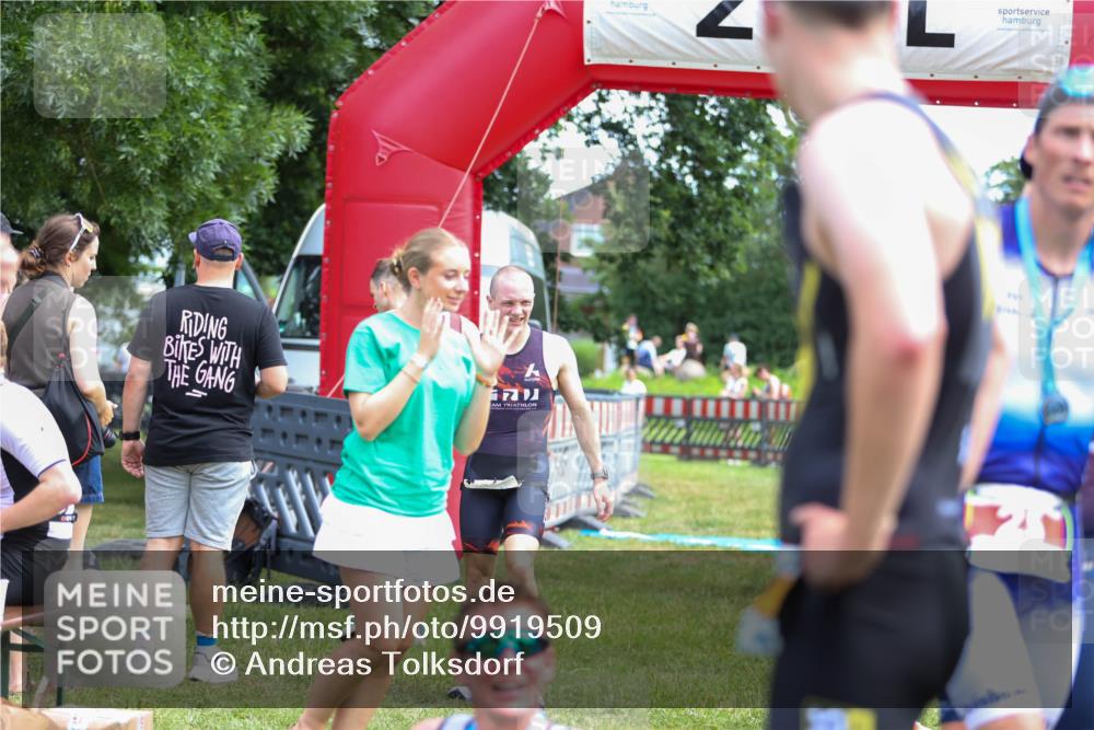 21.06.2026 - 29. Vierlanden-Triathlon Andreas Tolksdorf http://msf.ph/oto/9919509 21.06.2026 12:50:55 Ziel 145, 924, 975 meine-sportfotos.de