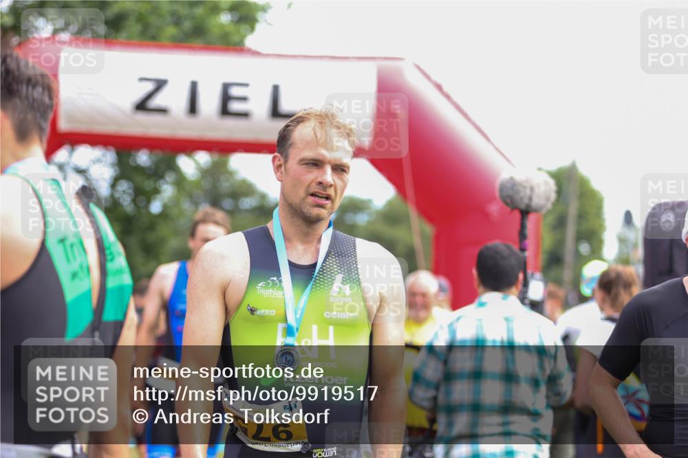 21.06.2026 - 29. Vierlanden-Triathlon Andreas Tolksdorf http://msf.ph/oto/9919517 21.06.2026 12:51:12 Ziel 231, 640, 909, 912, 926, 957, 964 meine-sportfotos.de