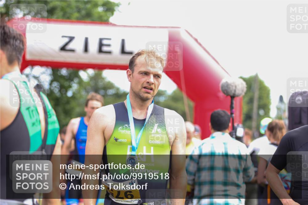 21.06.2026 - 29. Vierlanden-Triathlon Andreas Tolksdorf http://msf.ph/oto/9919518 21.06.2026 12:51:12 Ziel 231, 640, 909, 912, 926, 957, 964 meine-sportfotos.de